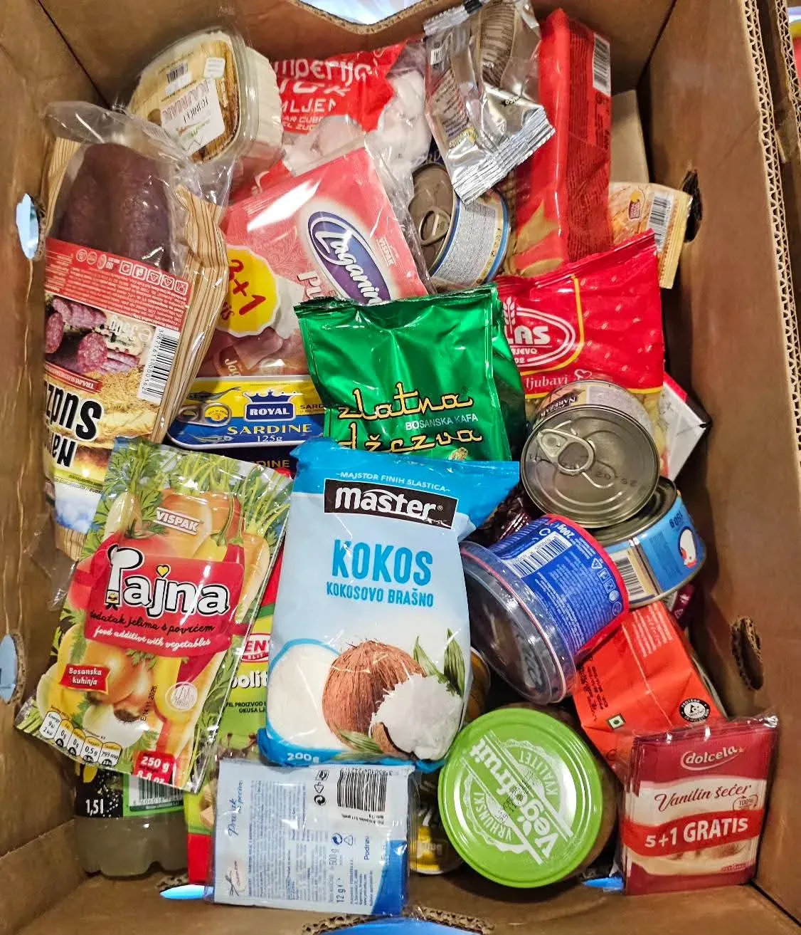 Prehrambeni paket s osnovnim namirnicama